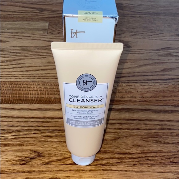 It cosmetics Confidence in a cleanser - Picture 1 of 4